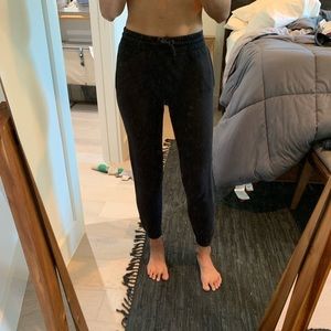 Aritzia TNA The Slim Sweatpant